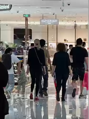 豪华阵容逛街插图1